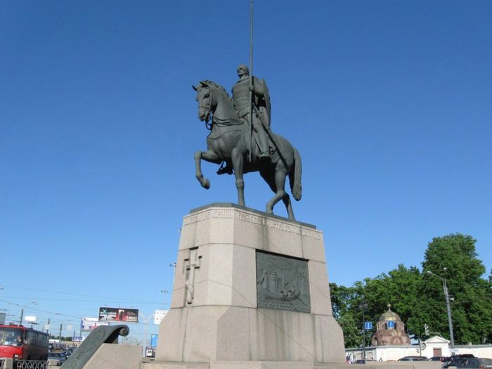 Памятник-Александру-Невскому-на-площади-перед-АНЛ